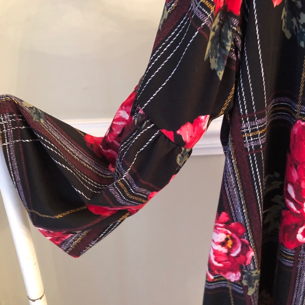 Gorgeous Printed Roses Top - Picture 3 of 3